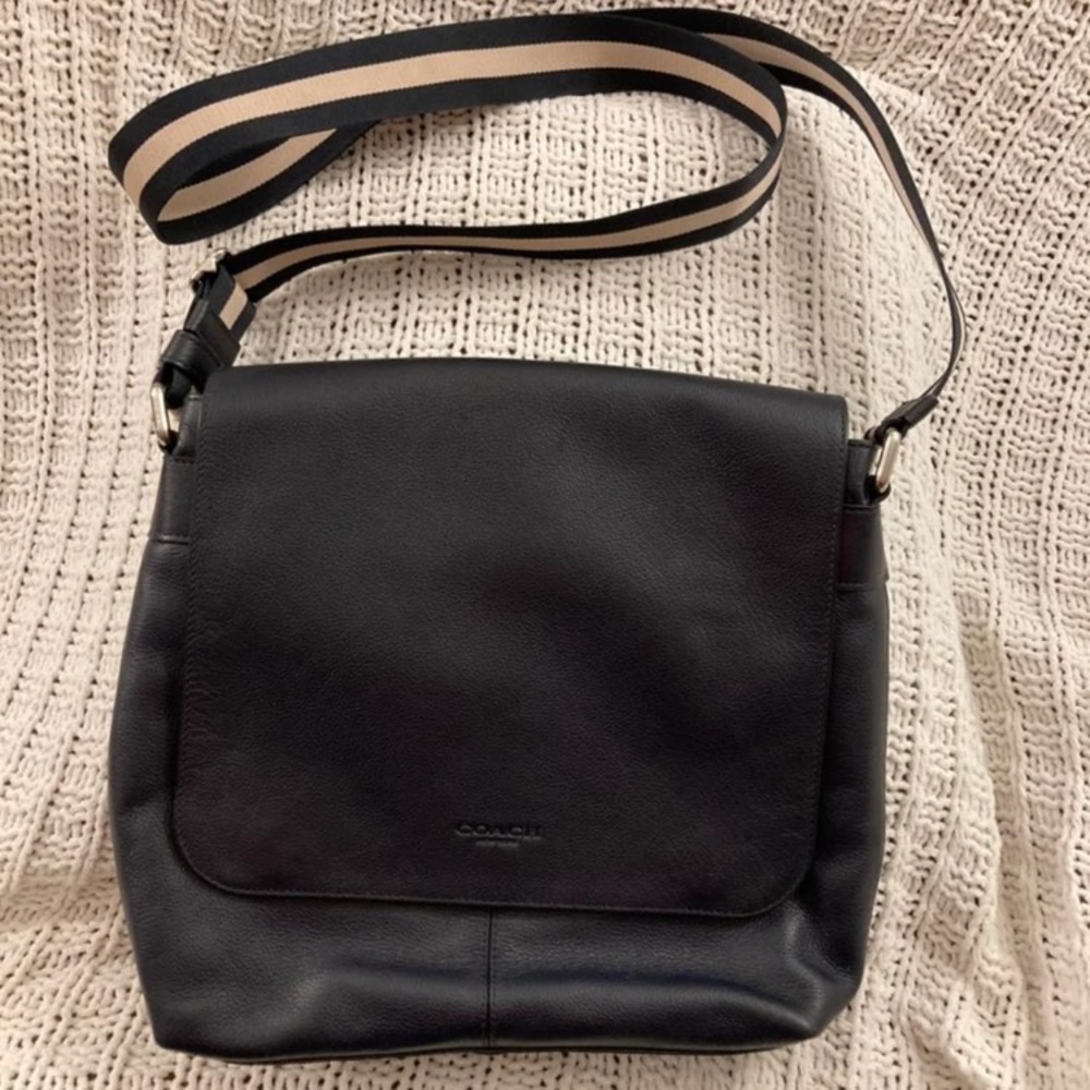 Coach CHARLES SMALL MESSENGER IN NAVY LEATHER MODEL 72362